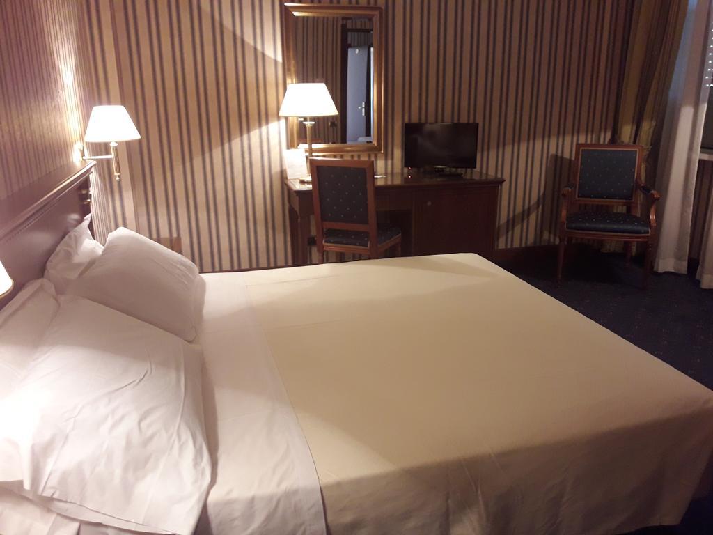 Hotel Jolly Castrovillari Bagian luar foto